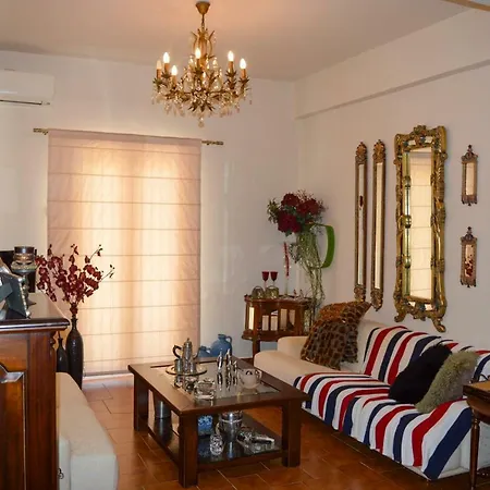 Ada's Family House * كالاماتا