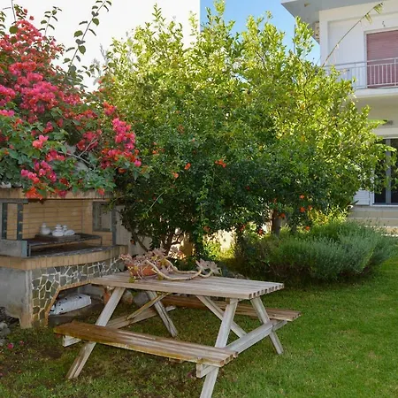 Ada's Family House كالاماتا